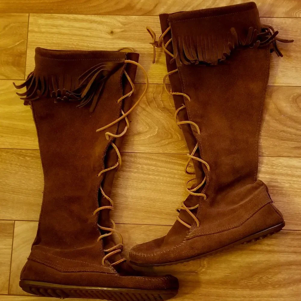 Size 8 Minnetonka Fringe Boots - Picture 1 of 4